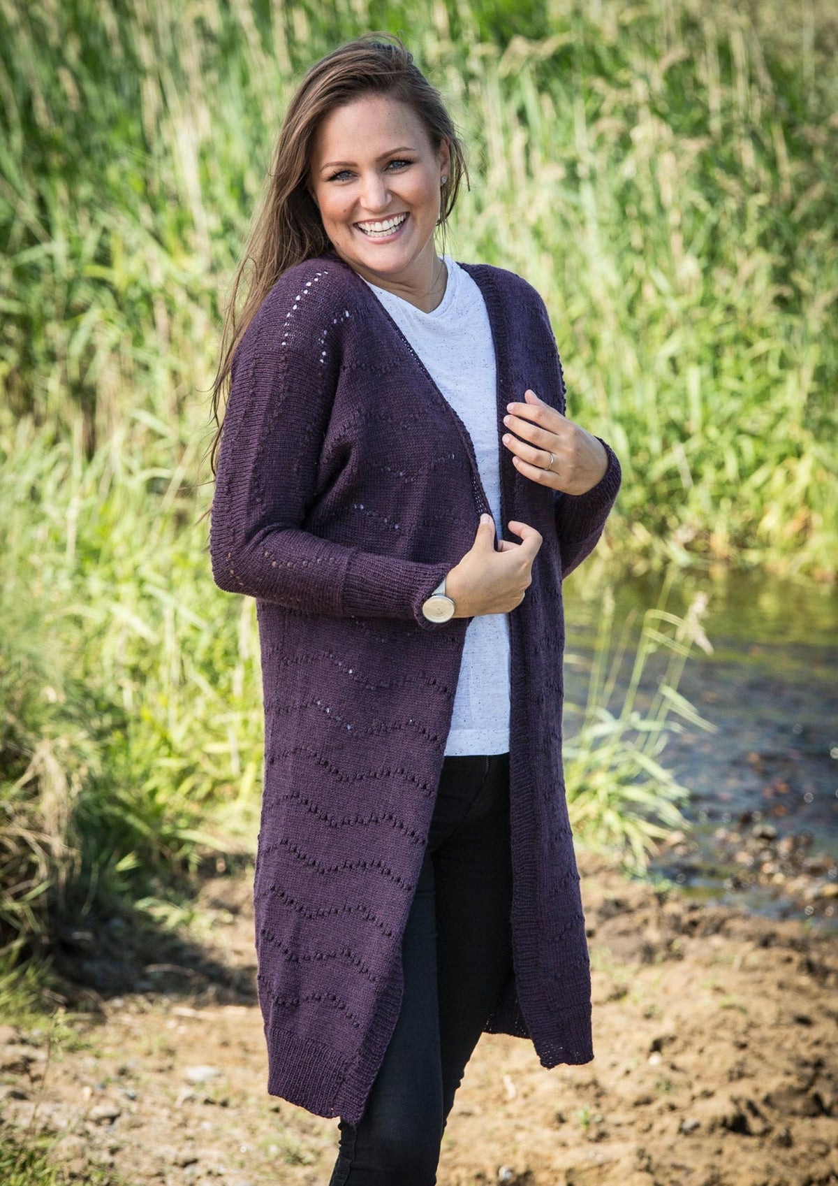Strickjacke mit Löchern in Wellen