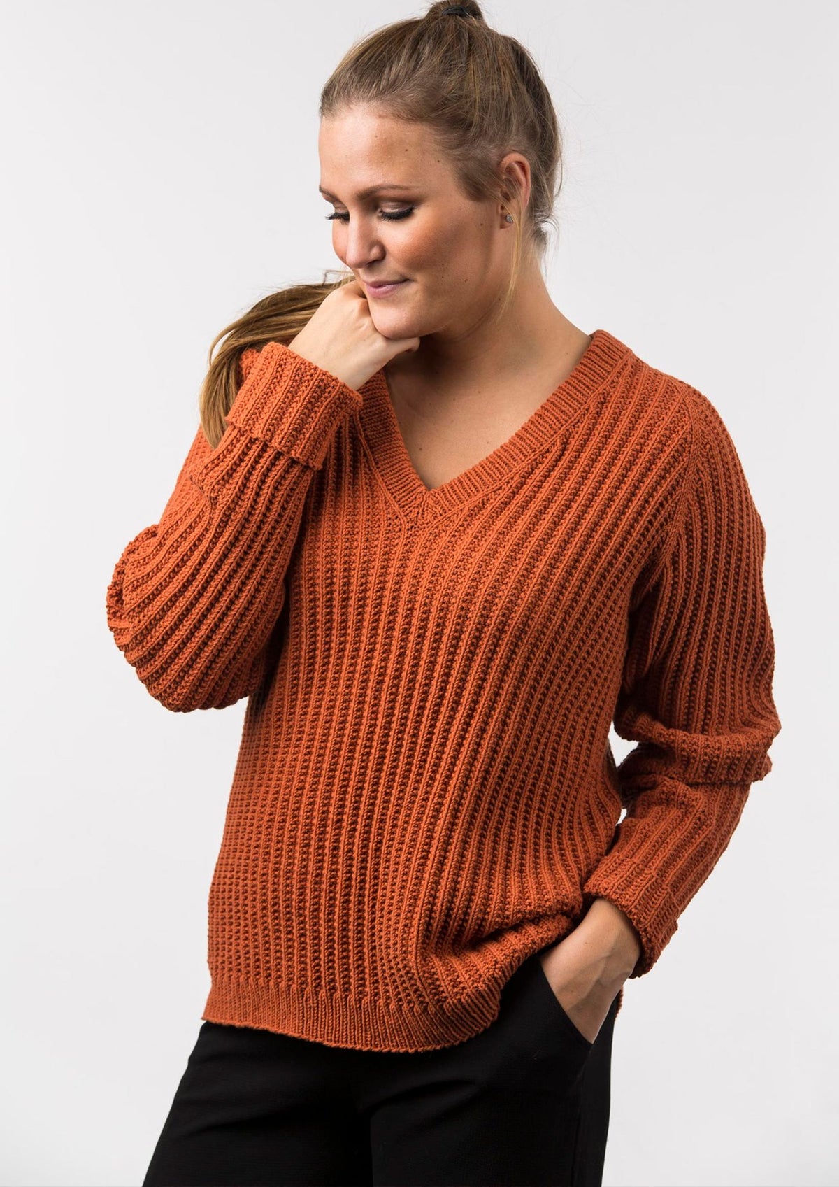 Klassischer Pullover mit V-Ausschnitt