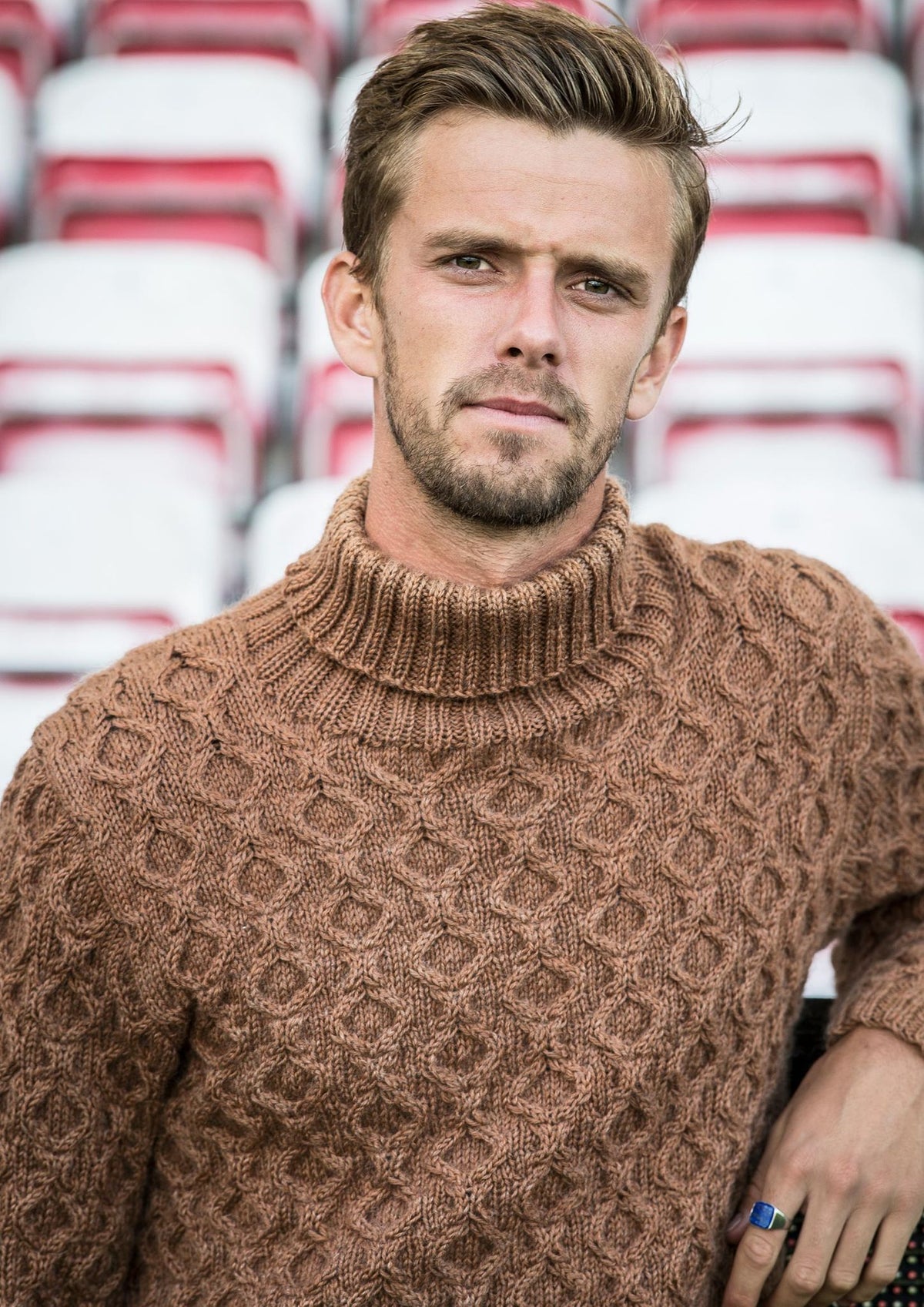 Herrenpullover mit Zöpfen