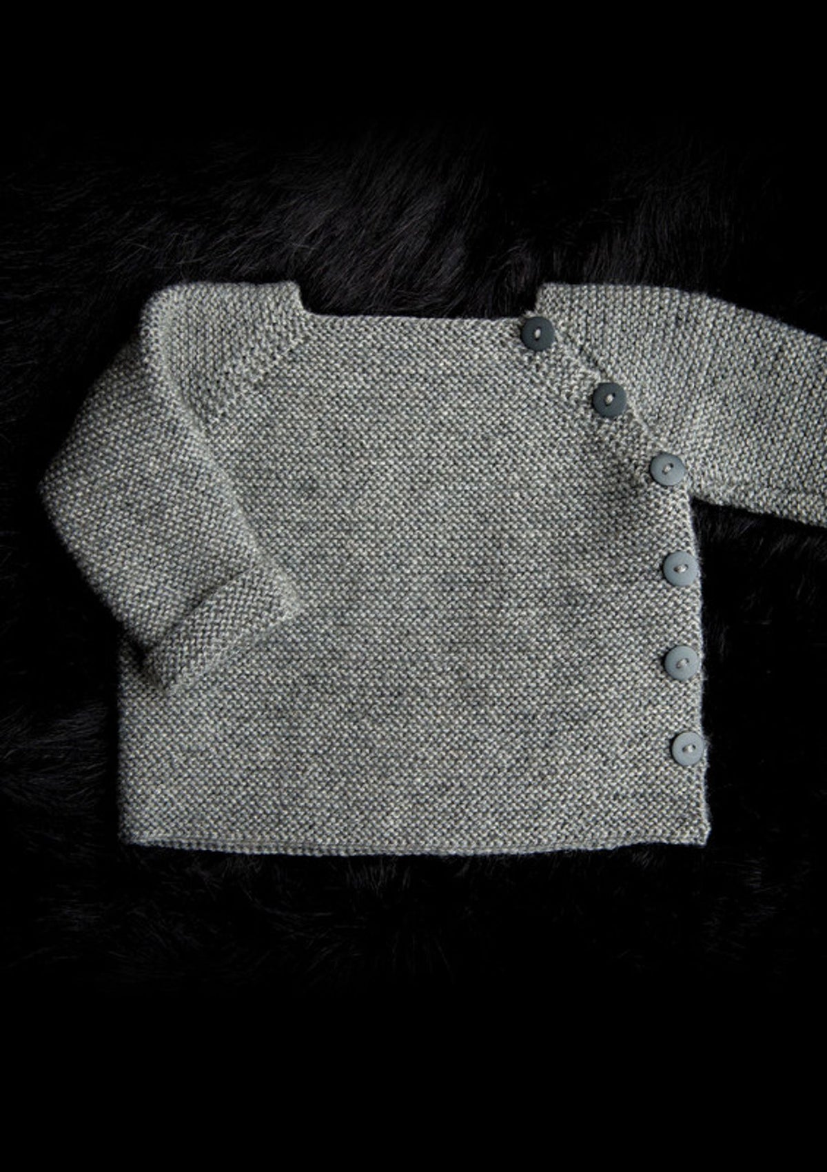 Pullover mit seitlicher Knopfleiste
