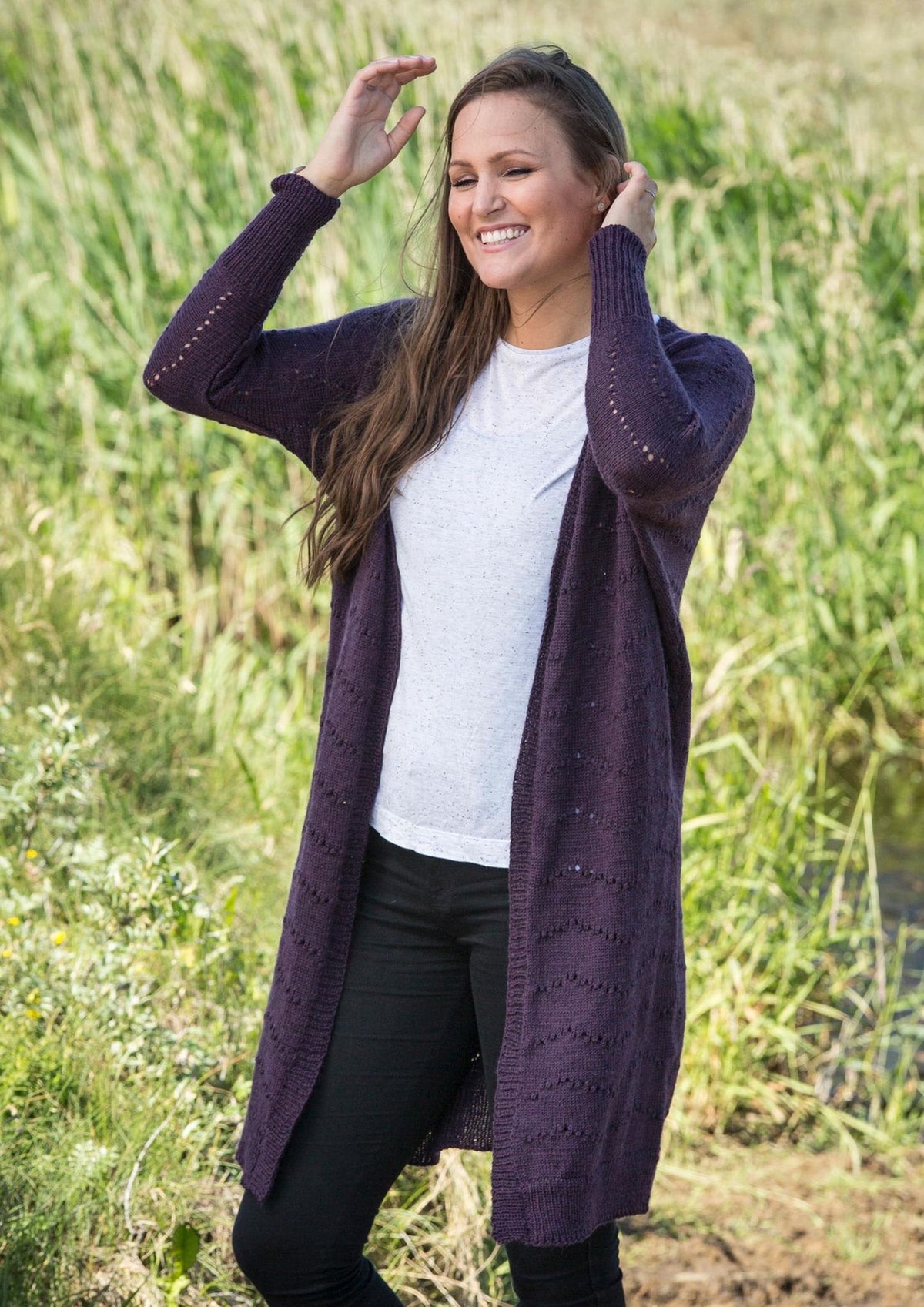 Strickjacke mit Löchern in Wellen