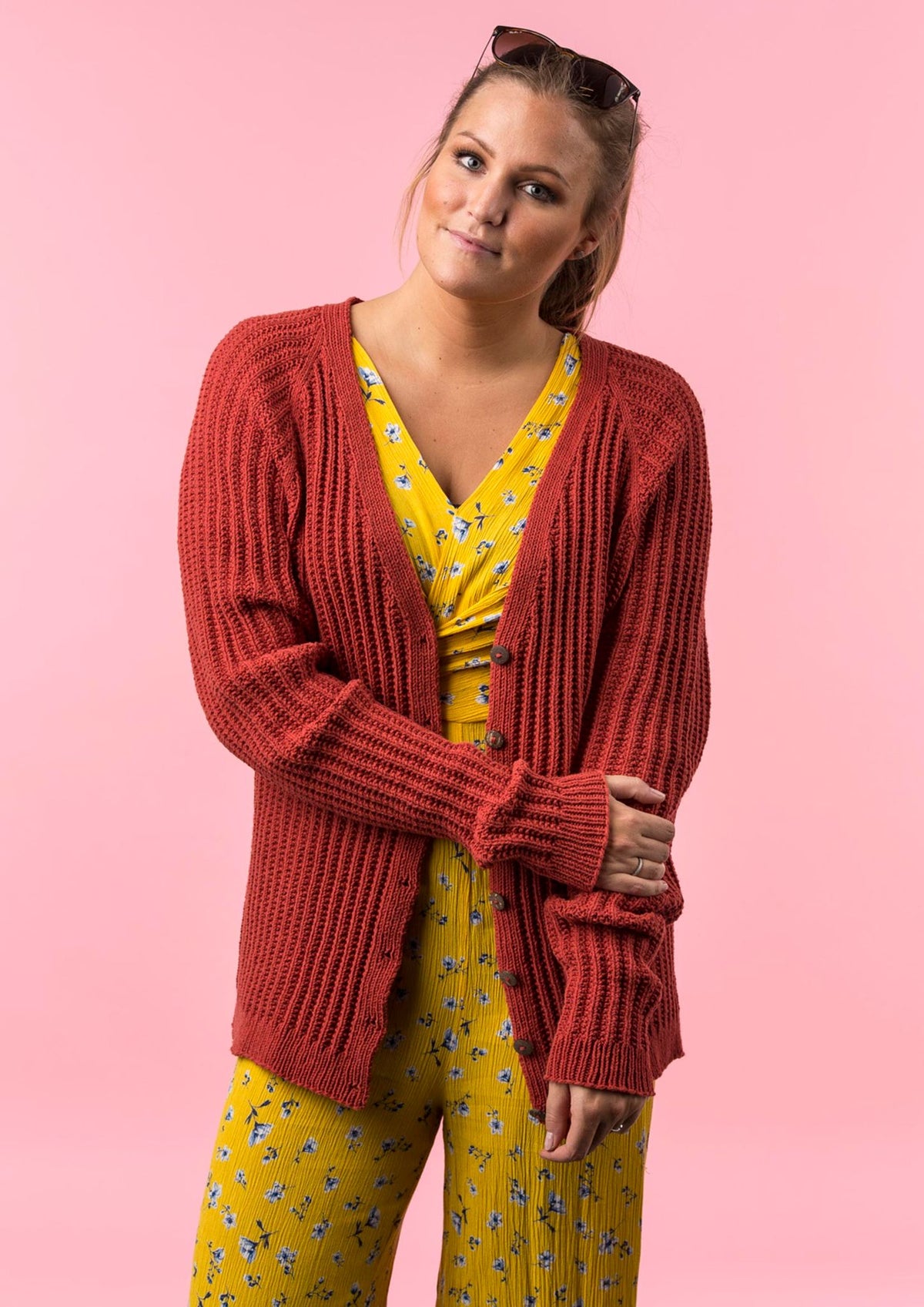 Strickjacke mit V-Ausschnitt und Tasten