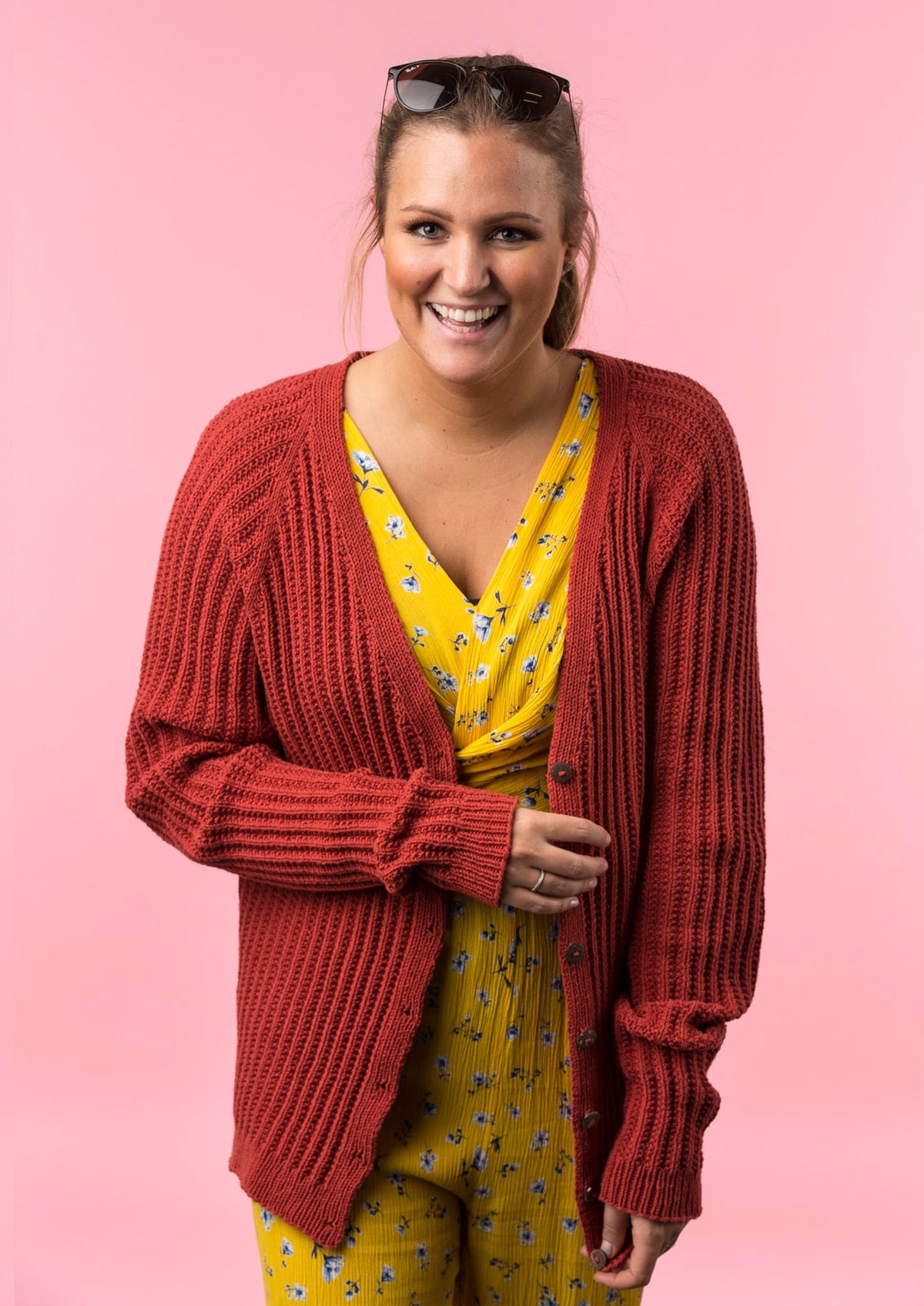 Strickjacke mit V-Ausschnitt und Tasten