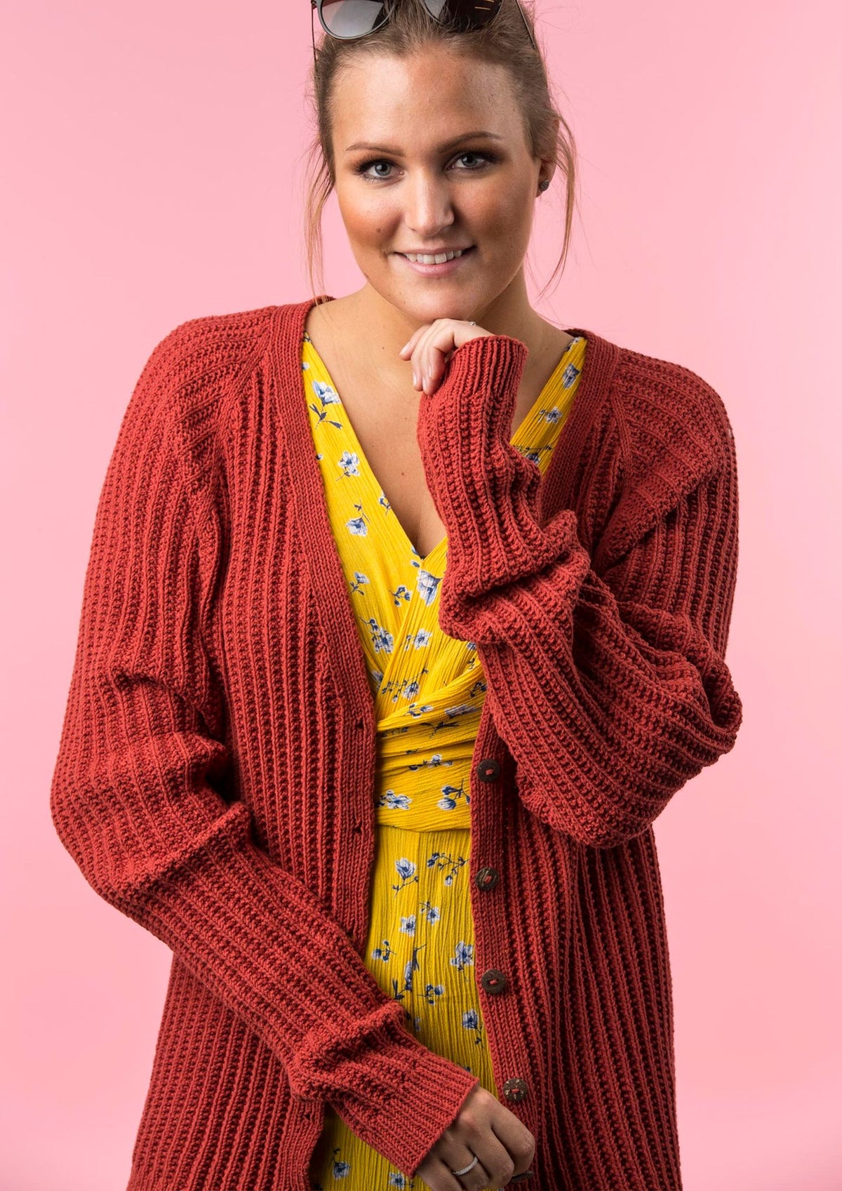 Strickjacke mit V-Ausschnitt und Tasten