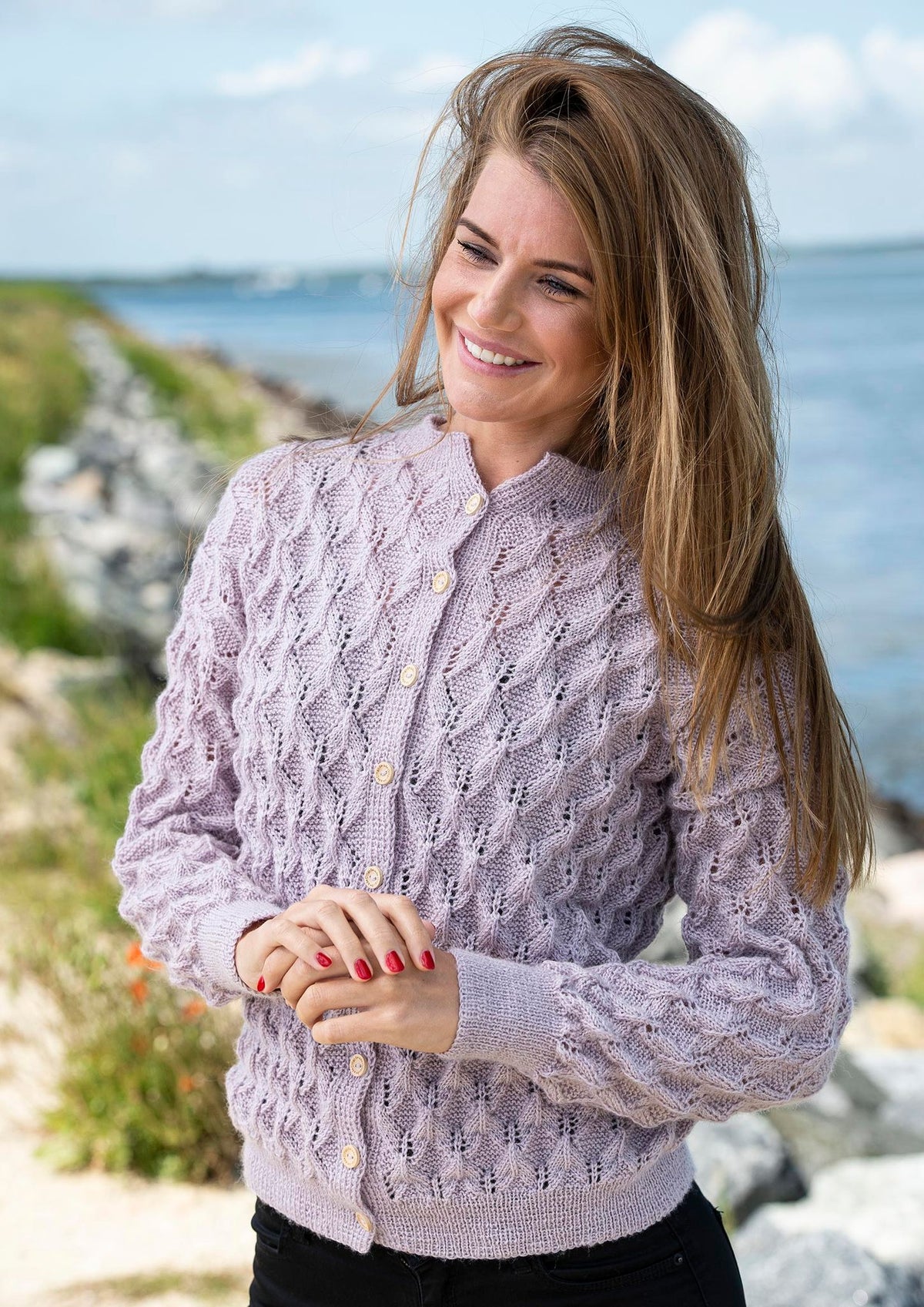 Strickjacke mit Lochmuster