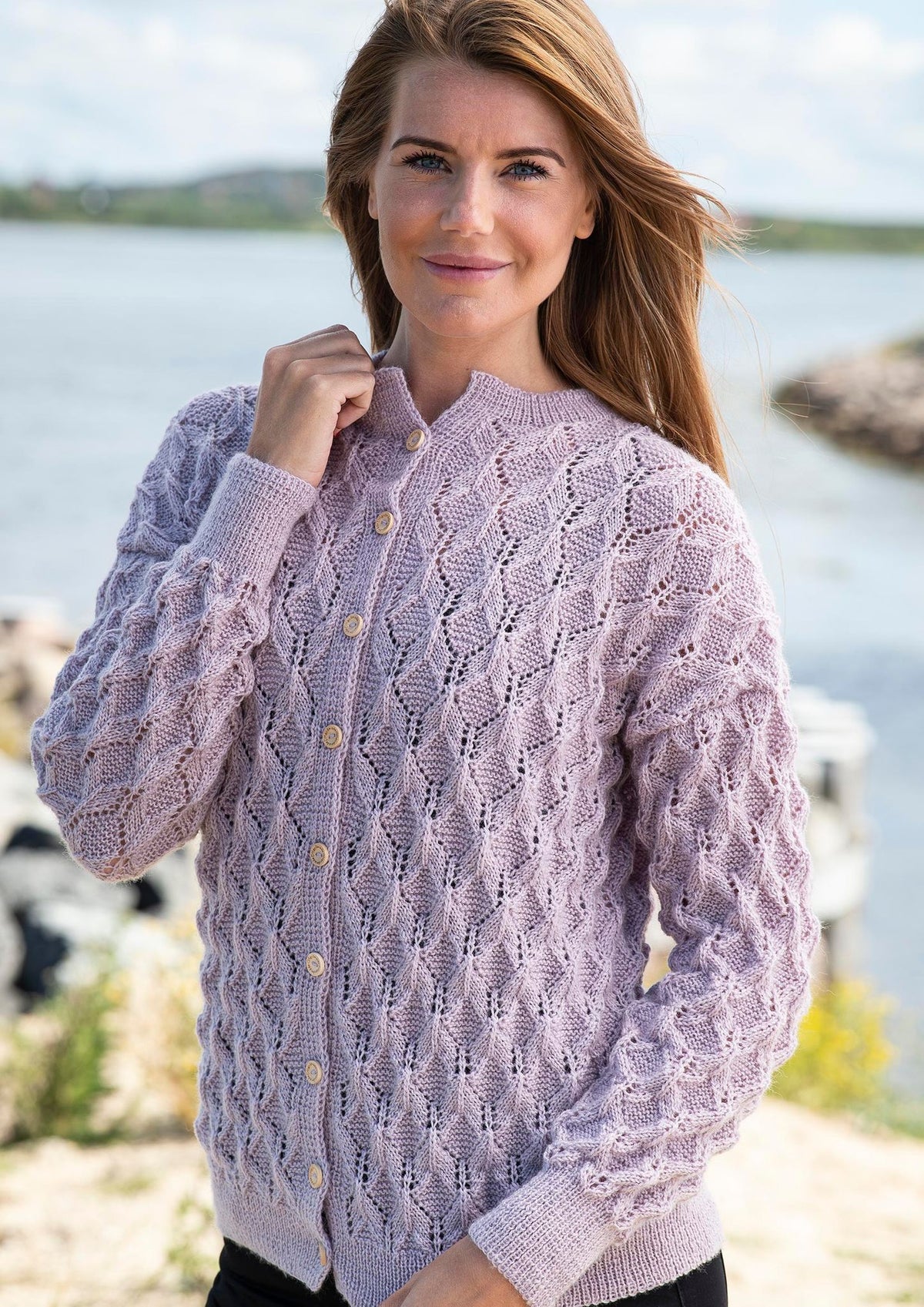 Strickjacke mit Lochmuster