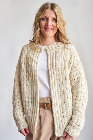 Strickjacke mit Zopfmuster Anleitung