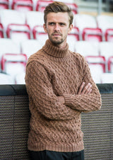 Herrenpullover mit Zöpfen
