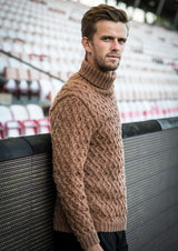 Herrenpullover mit Zöpfen