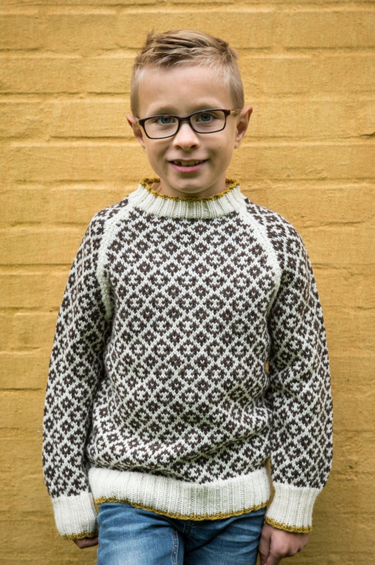 Musterpullover mit kontrastkante